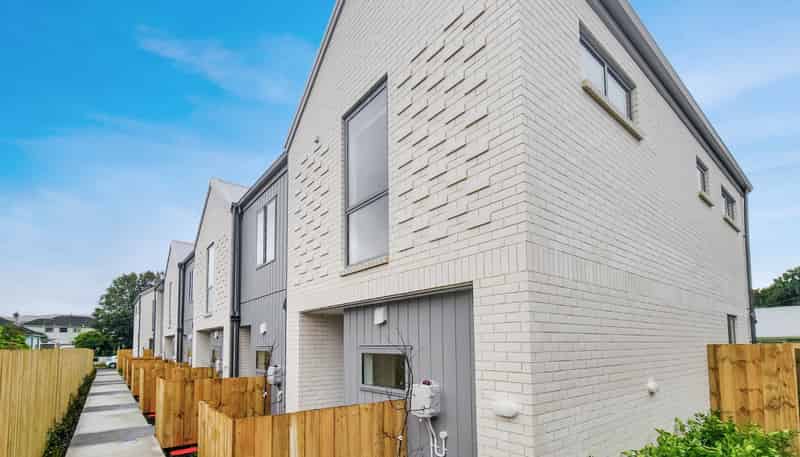 8/16 Sladden Street, Naenae