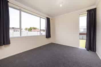 8 Robinson Crescent, Westbrook