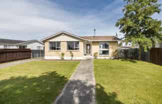 8 Robinson Crescent, Westbrook