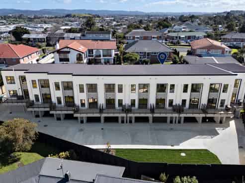 25 Warren Avenue, Three Kings