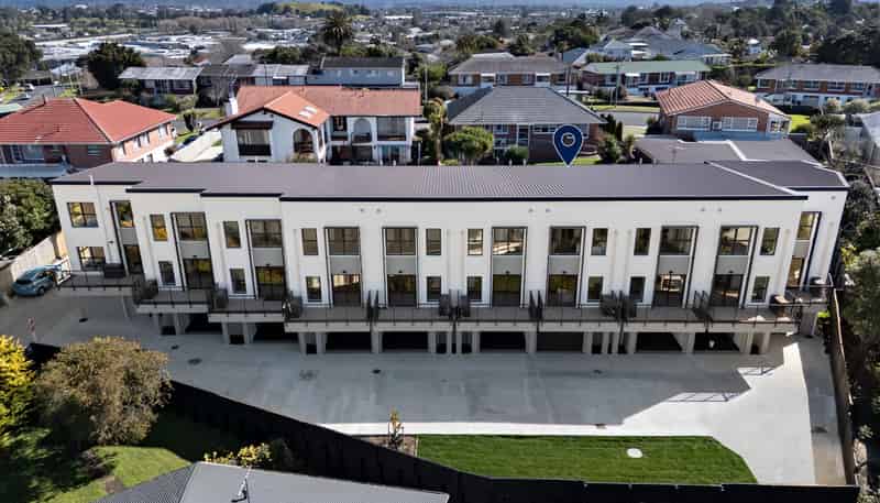 25 Warren Avenue, Three Kings