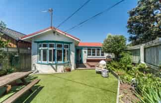83 Apu Crescent, Lyall Bay