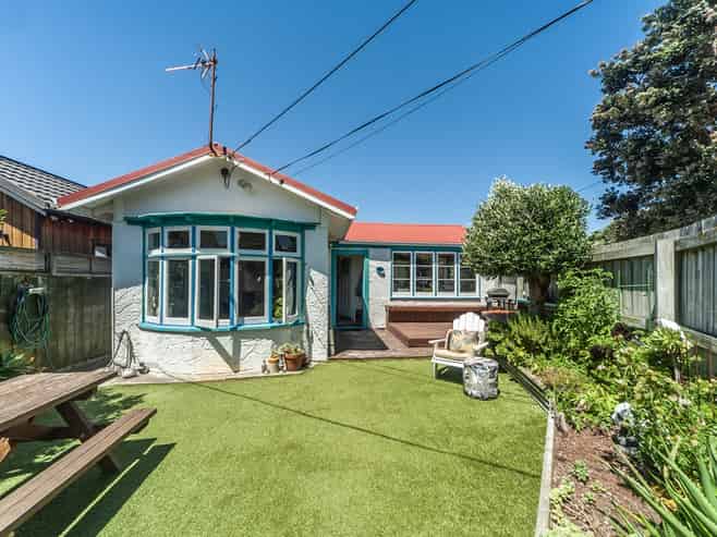 83 Apu Crescent, Lyall Bay