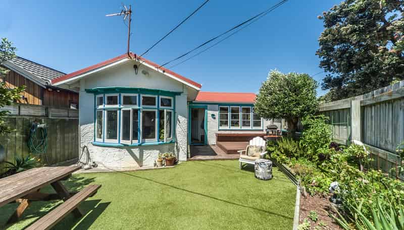 83 Apu Crescent, Lyall Bay