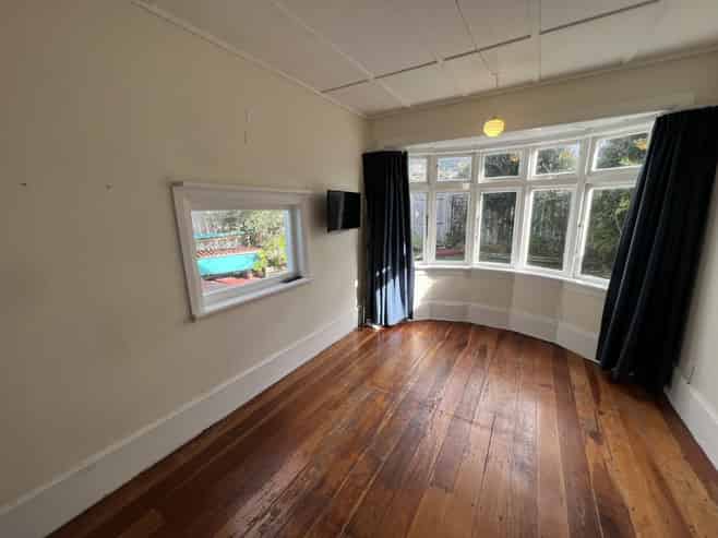 83 Apu Crescent, Lyall Bay