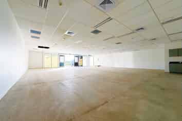 Road Front Bulk Retail | 322 m2