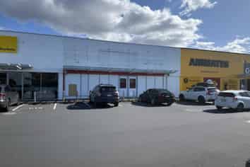 Road Front Bulk Retail | 322 m2