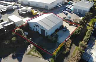 Modern industrial facility with excellent access
