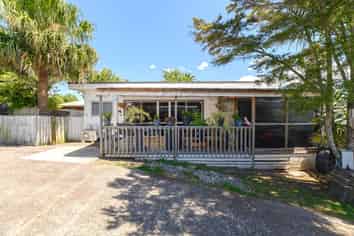 2/24 Newington Road, Henderson