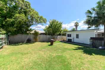 2/24 Newington Road, Henderson
