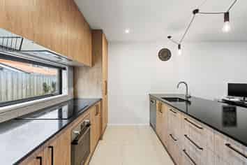 2/10 Bishop Street, Saint Albans