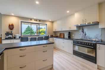 11 Bath Road, Riverton