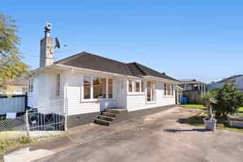 8 Devon Street, Te Atatu South