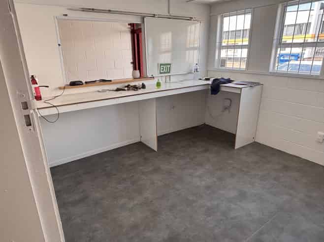 Recently refurbed 262sqm industrial warehouse