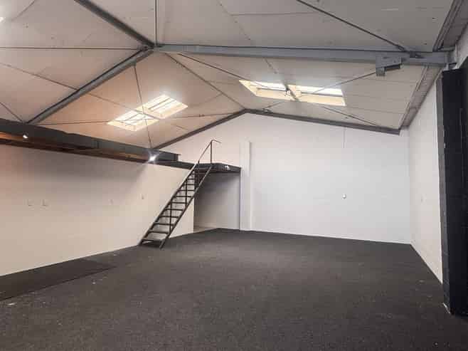 Recently refurbed 262sqm industrial warehouse