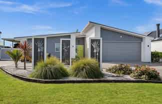 6 Fred Carr Place, One Tree Point