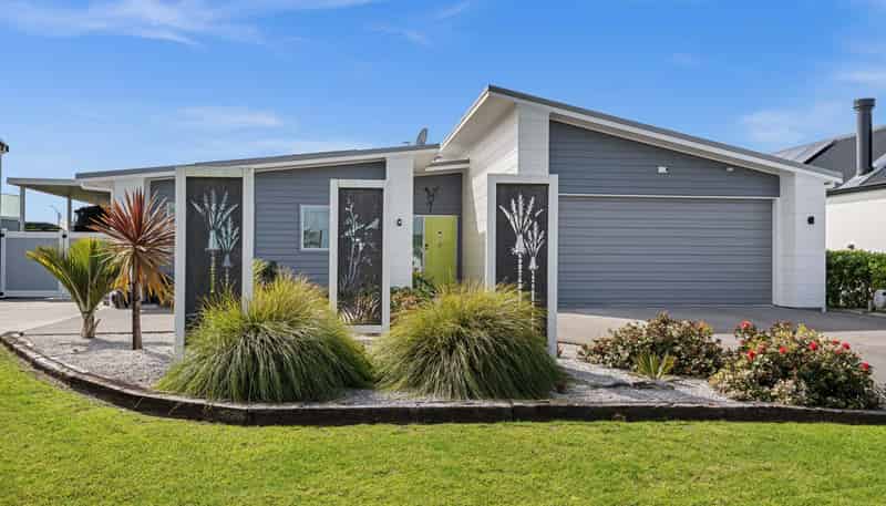 6 Fred Carr Place, One Tree Point