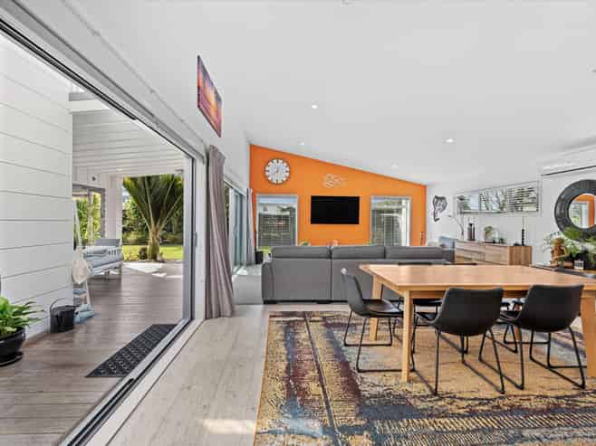 6 Fred Carr Place, One Tree Point