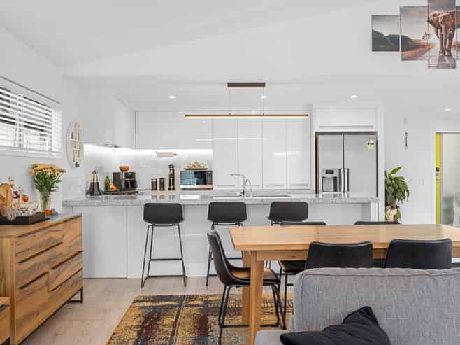 6 Fred Carr Place, One Tree Point