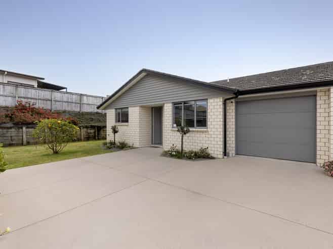 2/4 Greystone Place, Omokoroa
