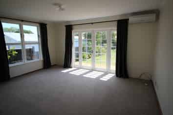 3 Bristol Crescent, Roslyn