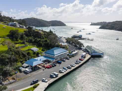 MANGONUI HOTEL, LIQUOR SHOP PLUS LAND
