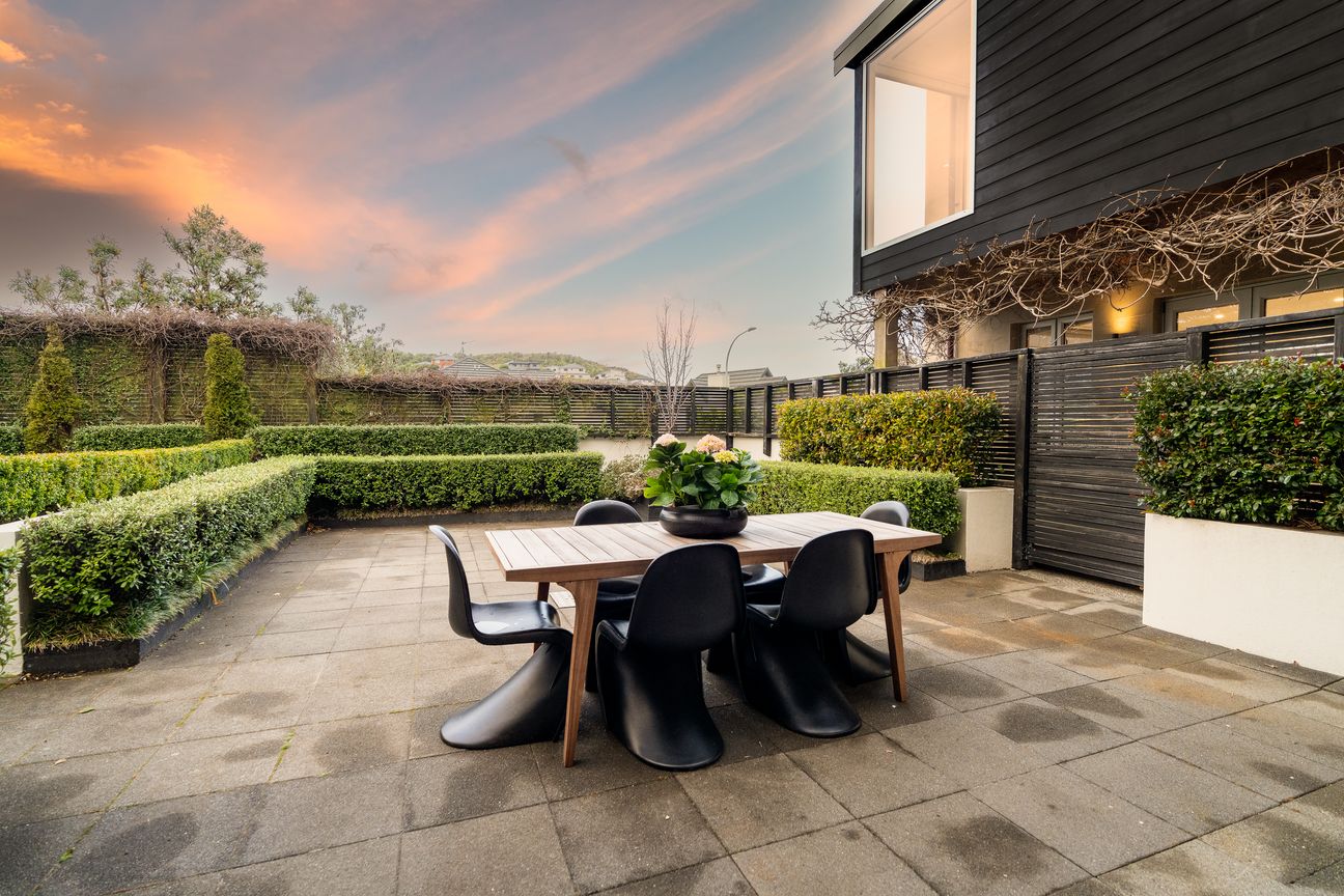 DESIGN APPEAL & A GREAT LOCATION - Vista 5