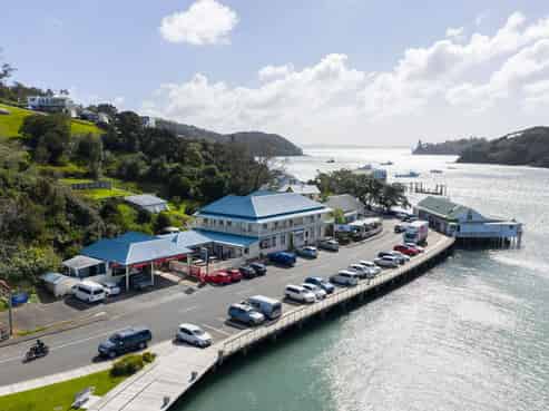 MANGONUI HOTEL, LIQUOR SHOP PLUS LAND
