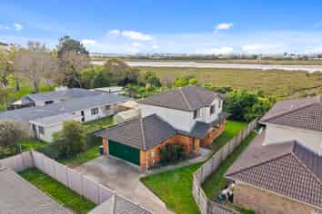 33 Riverglade Parkway, Te Atatu South