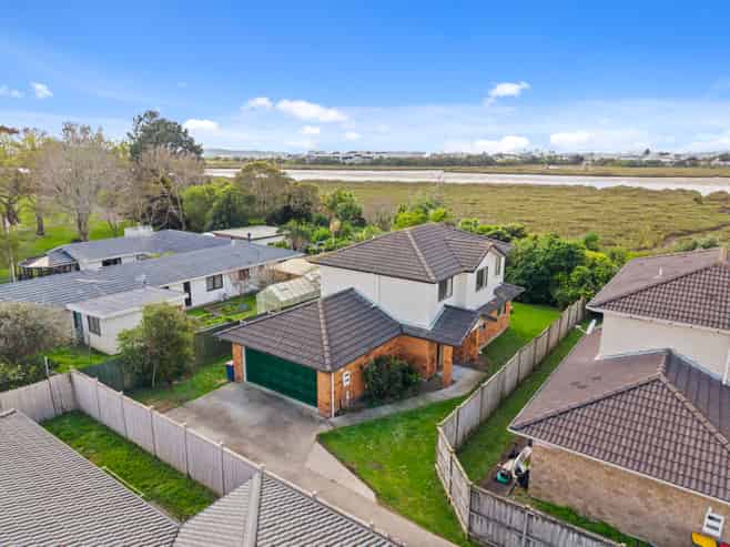 33 Riverglade Parkway, Te Atatu South