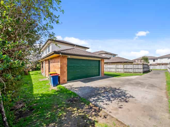 33 Riverglade Parkway, Te Atatu South