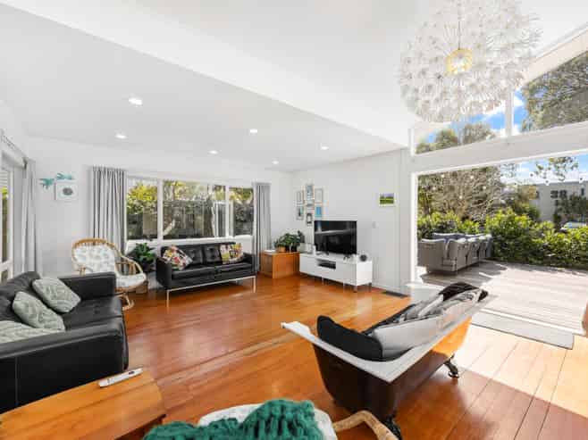 35 Strong Street, Saint Johns