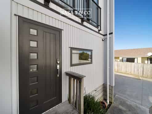 2/16 Putini Road, Mangere Bridge