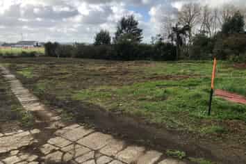 Flat Yard with Barn For Lease