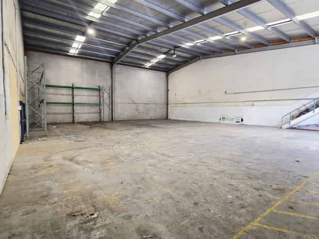 Clear span warehouse with excellent office