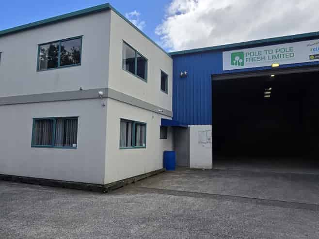 Clear span warehouse with excellent office
