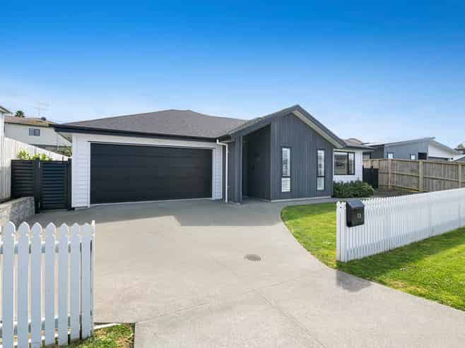 13 Surf View Crescent, Red Beach