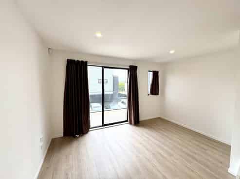 2/60 Triangle Road, Massey