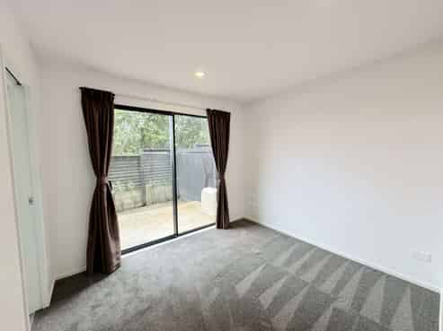 2/60 Triangle Road, Massey