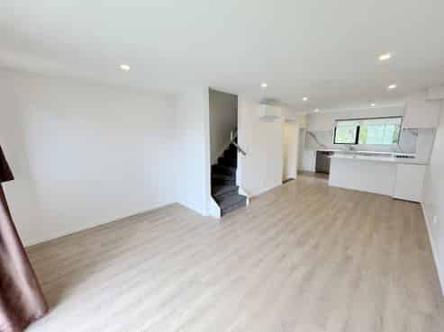 2/60 Triangle Road, Massey