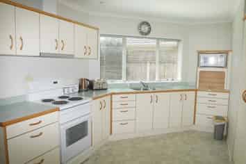9 Greenaway Rd, Waikanae