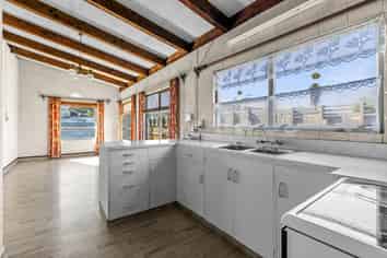 309 Frederick Street West, Mahora