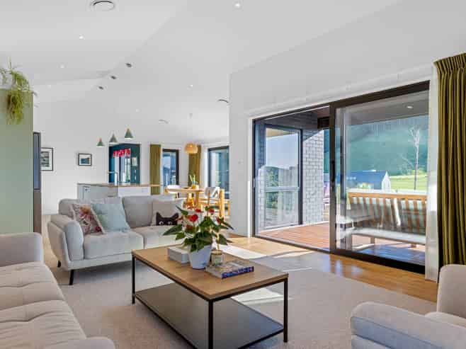 14 Carex Rise, Cracroft