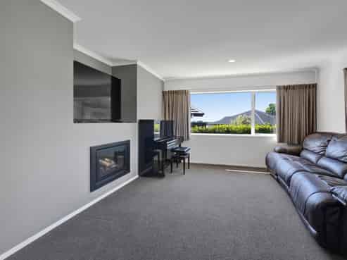 12 Oakmont Crescent, Bell Block