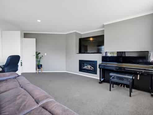 12 Oakmont Crescent, Bell Block