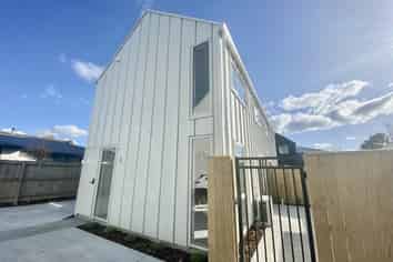2/87  Barbour Street, Waltham
