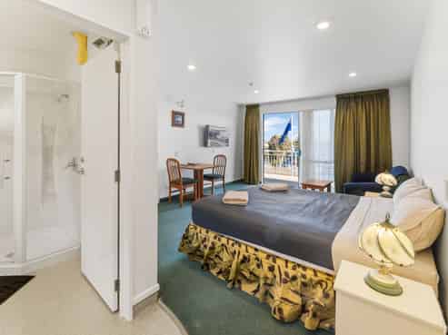 Your Gateway to Nelson's Beaches and City