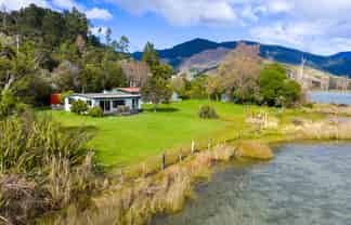 1755 Queen Charlotte Drive, Admiralty Bay