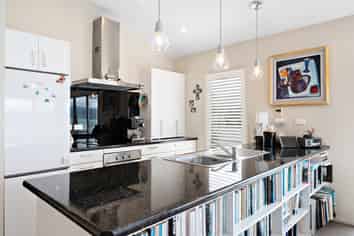 4/275 Karaka Bay Rd, Karaka Bays