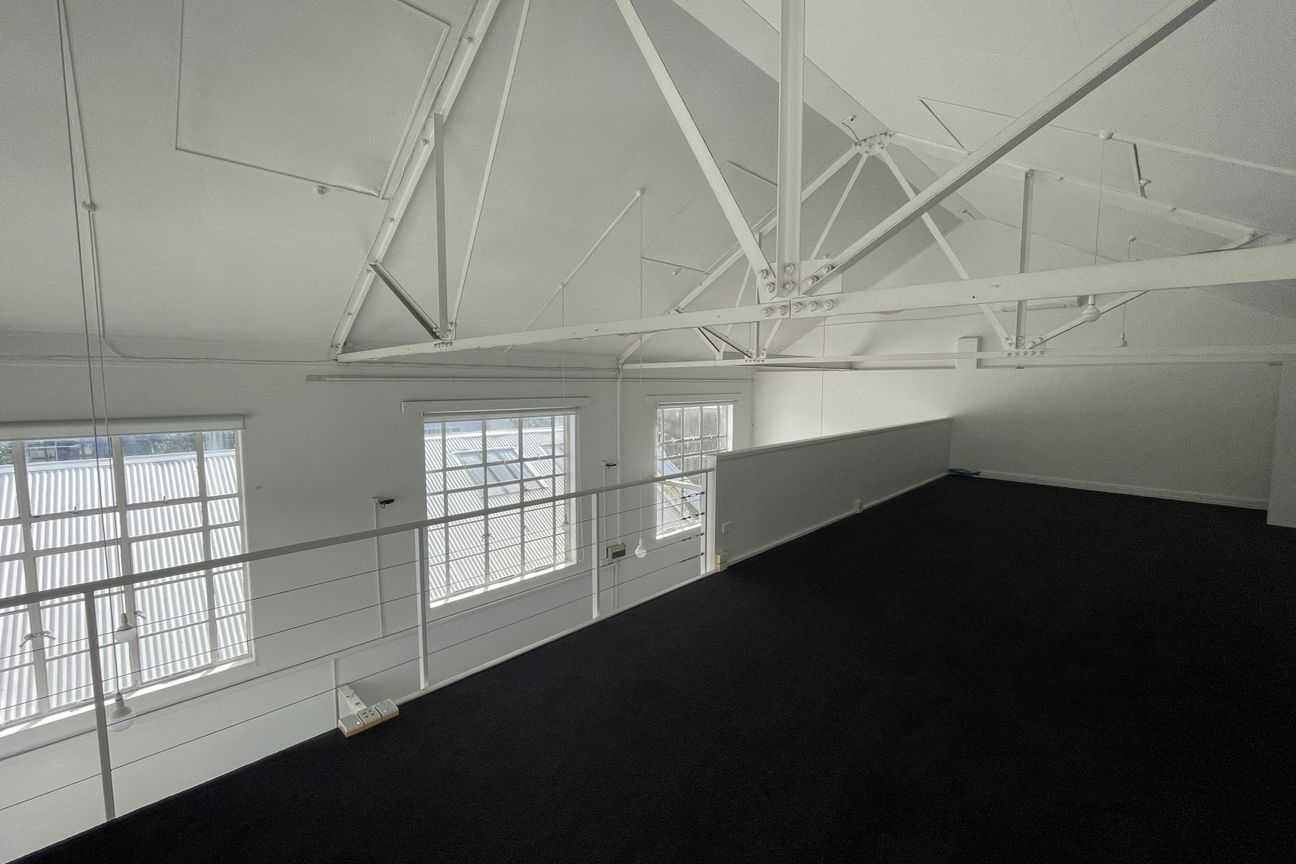 Live-Work Office with Mezzanine - Mynd 4